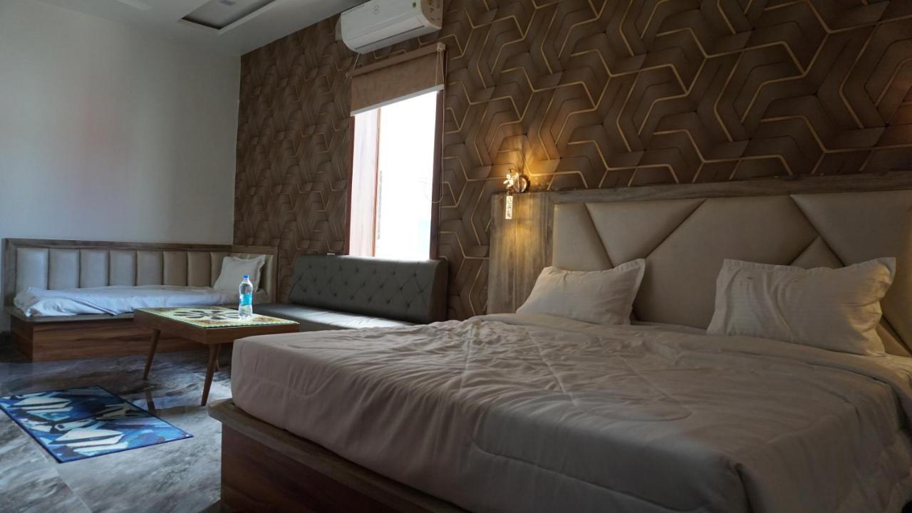 Hotel B P Emerald Mathura Exterior foto