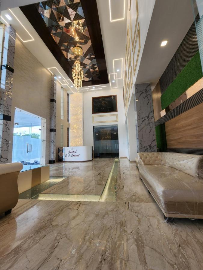 Hotel B P Emerald Mathura Exterior foto